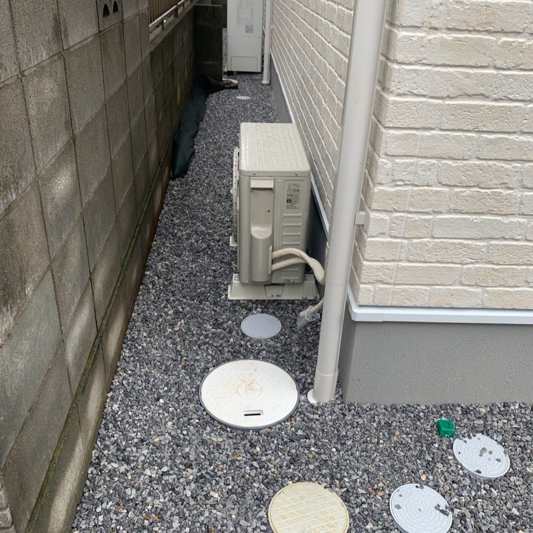 防草シートと砕石で仕上げた建物まわり