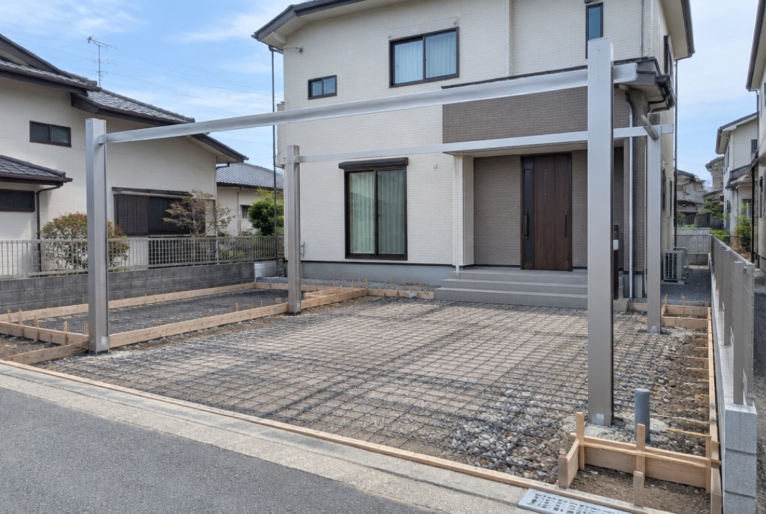 土間コンクリートを打つ前に立てたカーポートの柱