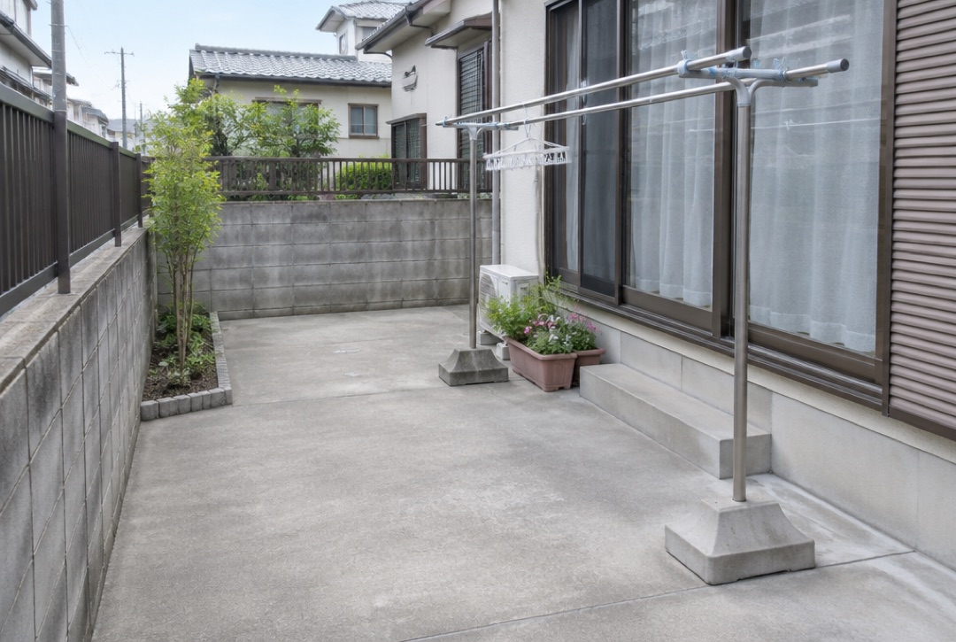 コンクリートで舗装した住宅の裏庭と物干し