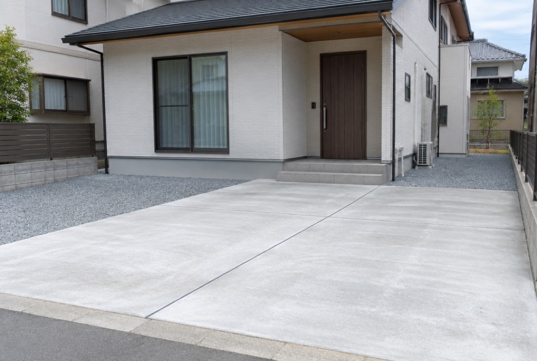 駐車場は土間コンクリート、家のまわりは防草シートと砂利敷きにした外構