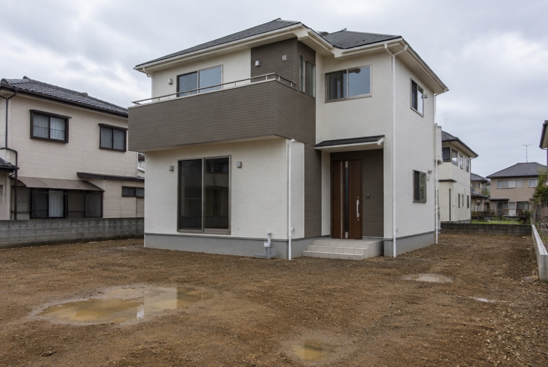 外構工事の前の新築住宅。駐車場や庭が土のままになっている