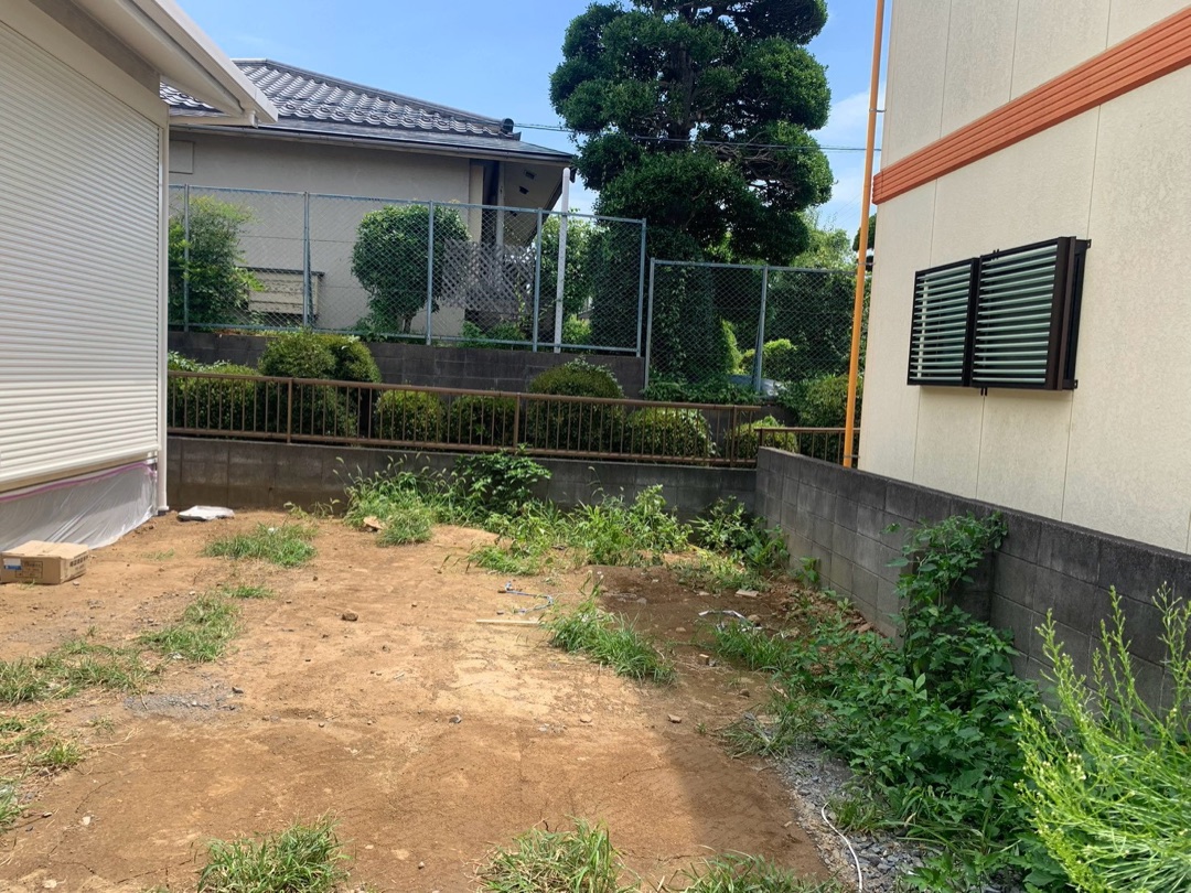 外構工事の前の土のままの庭