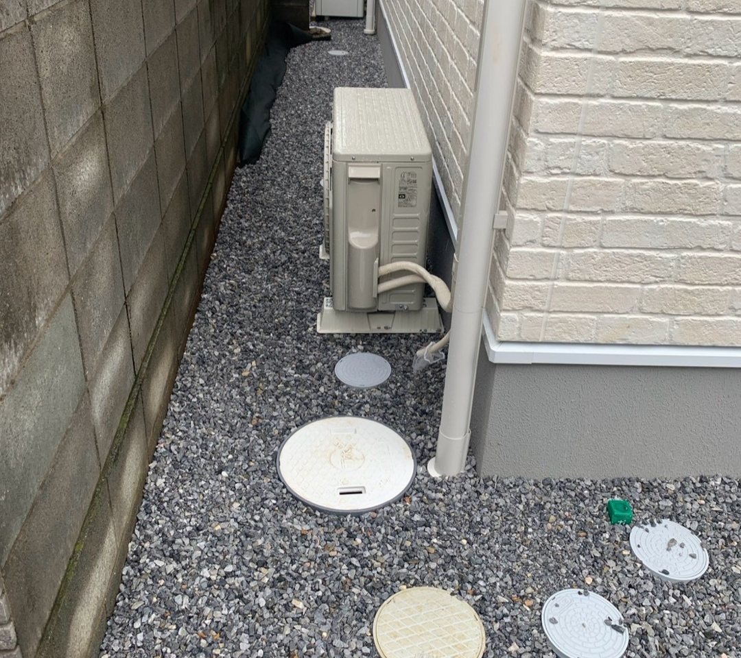 防草シートと砂利で仕上げた建物まわり
