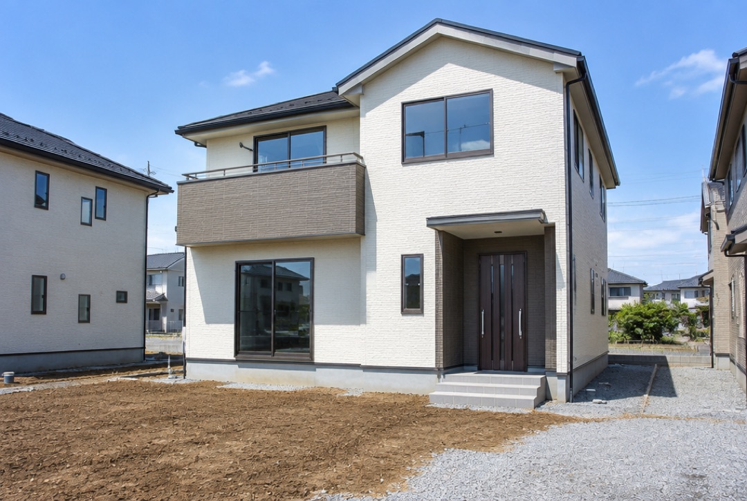 外構工事がまだで、前庭が土のままの新築住宅