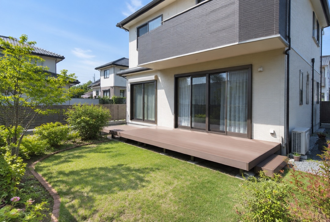 リビングの掃き出し窓から続く人工木のウッドデッキがある埼玉の住宅