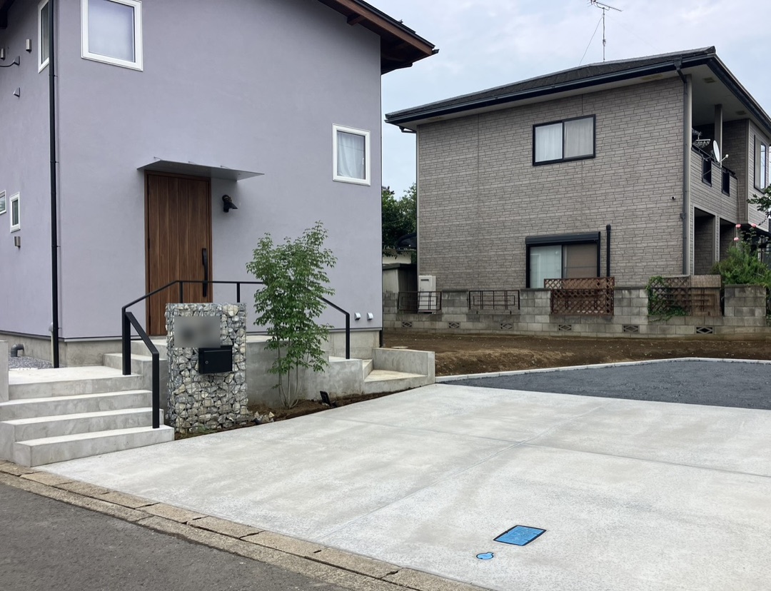 塀を設けずシンボルツリーと門柱で仕上げたオープン外構