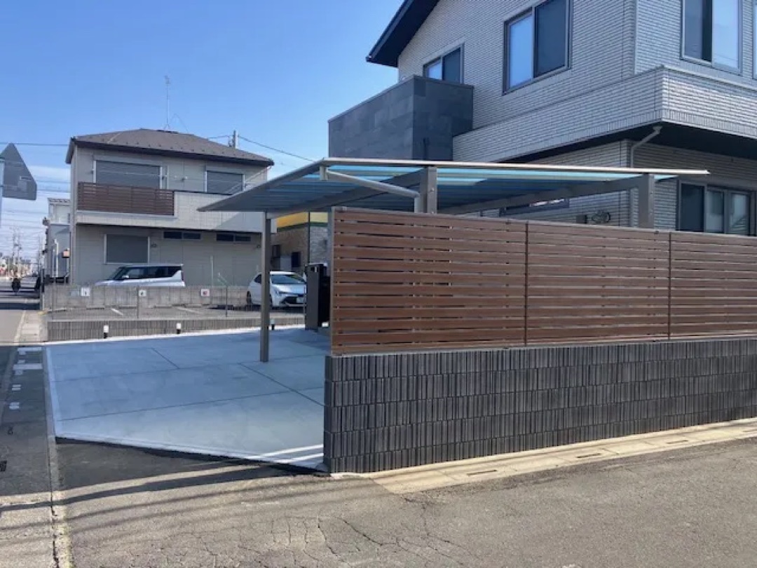 道路側だけ木目調フェンスで目隠ししたセミクローズの施工例