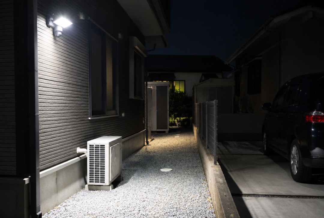 家の横の通路を照らす壁付けのセンサーライト